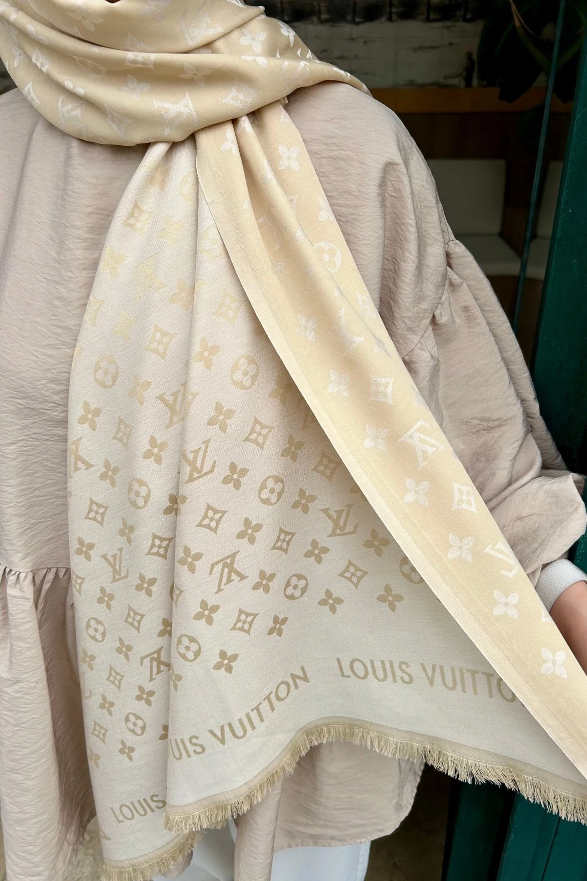 LV Desen Krem Bej Çift Taraflı Şal
